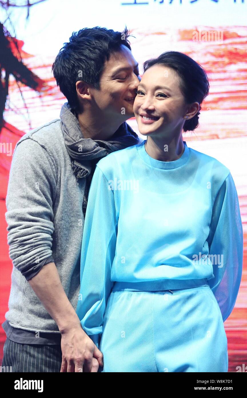 Chinesische Schauspielerin Zhou Xun, rechts, wird von ihren amerikanischen Schauspieler Ehemann Archie Kao während einer Premiere für die micro Film 'Dream Escape' zu Promo küsste Stockfoto