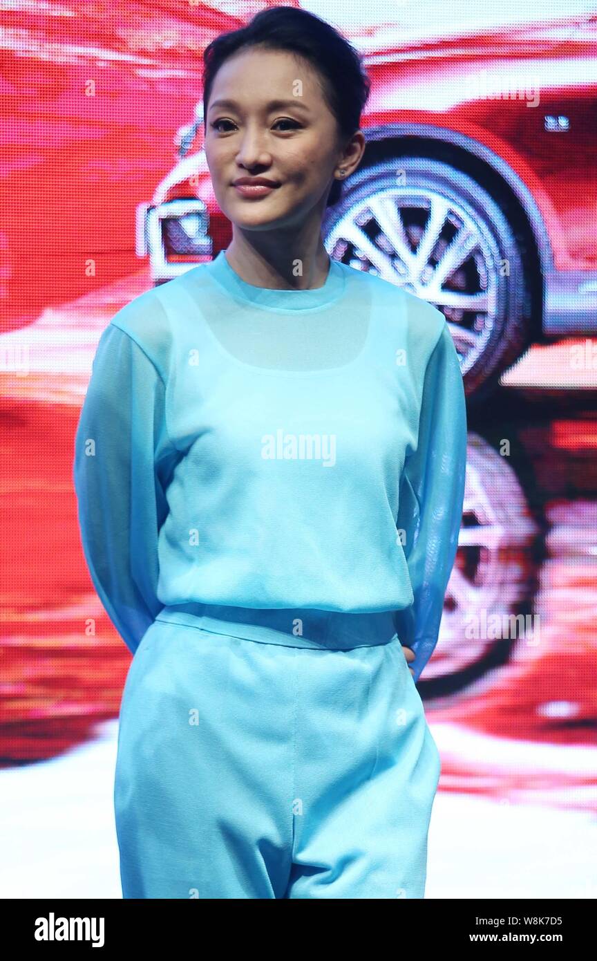 Chinesische Schauspielerin Zhou Xun stellt während einer Premiere für die micro Film 'Dream Escape' Infiniti QX50 in Peking, China zu fördern, 10. März 2015. Stockfoto