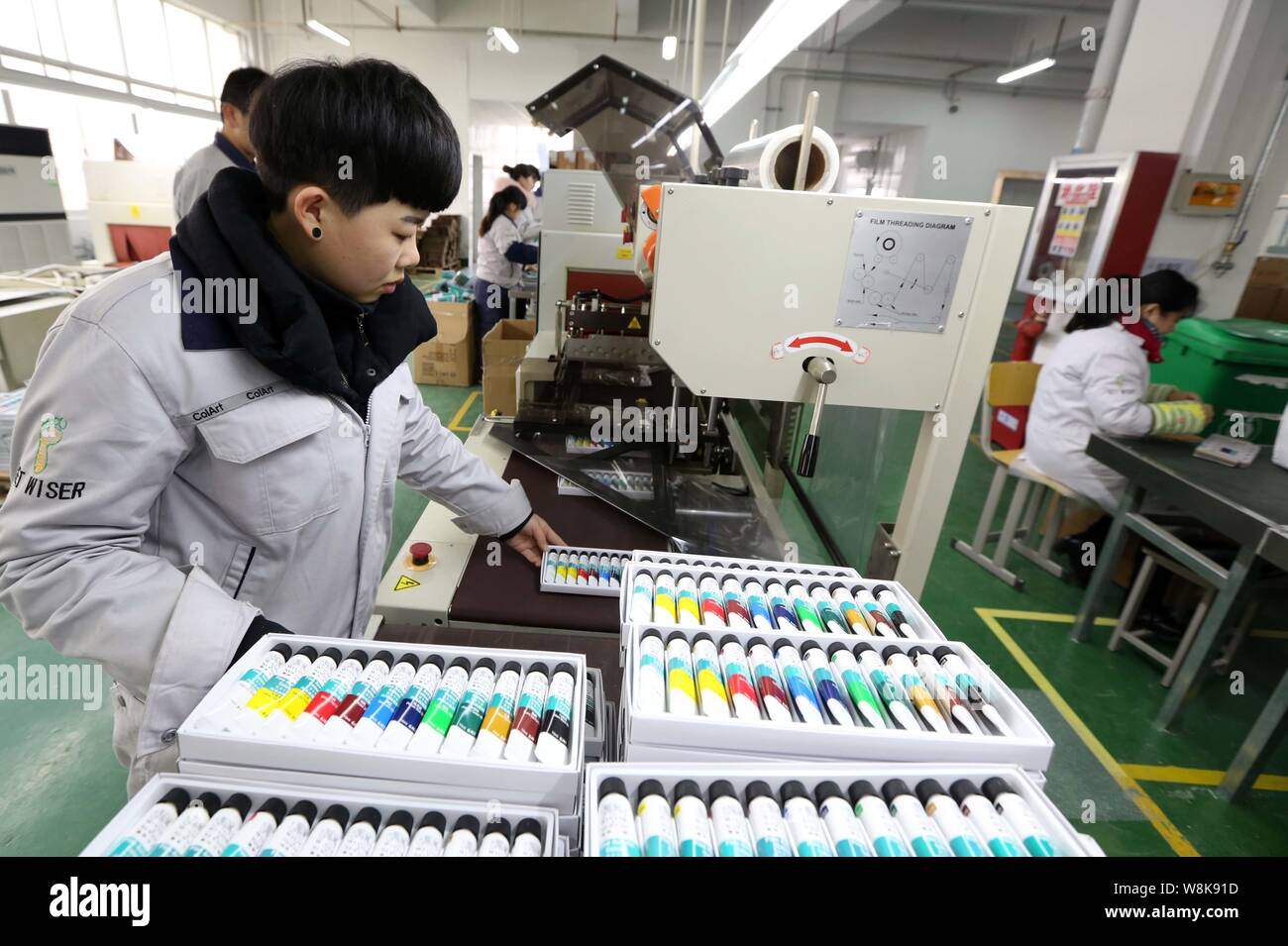 ------ Chinesische Arbeiter herstellen Malerei Pigmente eine Fabrik in Stadt Huaibei, der ostchinesischen Provinz Anhui, 12. Januar 2016. Die Caixin Allgemein Stockfoto