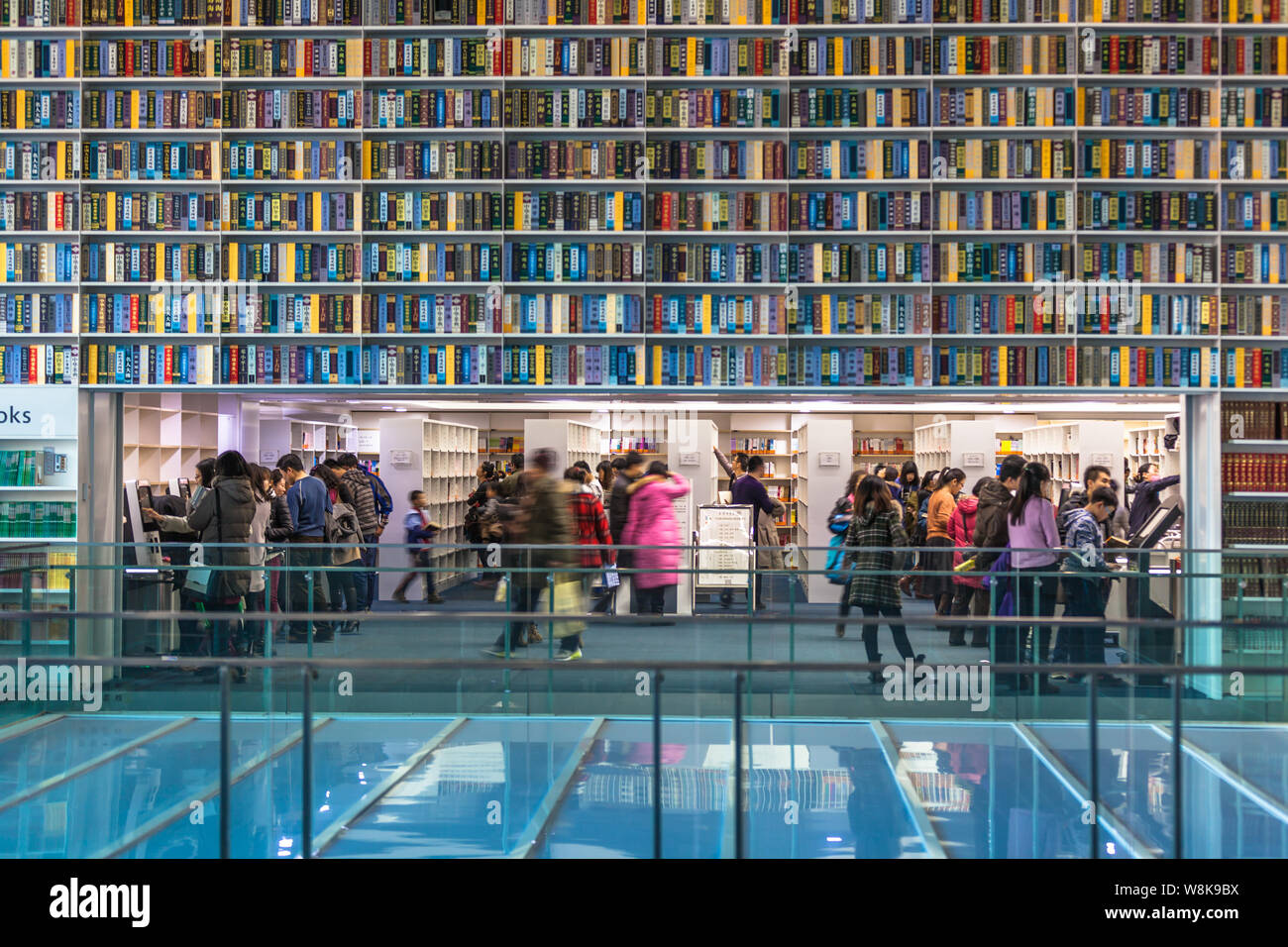 ---- Leute lesen Bücher in der Bibliothek in Tianjin Tianjin, China, 2. Januar 2015. Welttag des Buches oder World Book ist ein Ereignis, das am 23. April jedes Ja Stockfoto