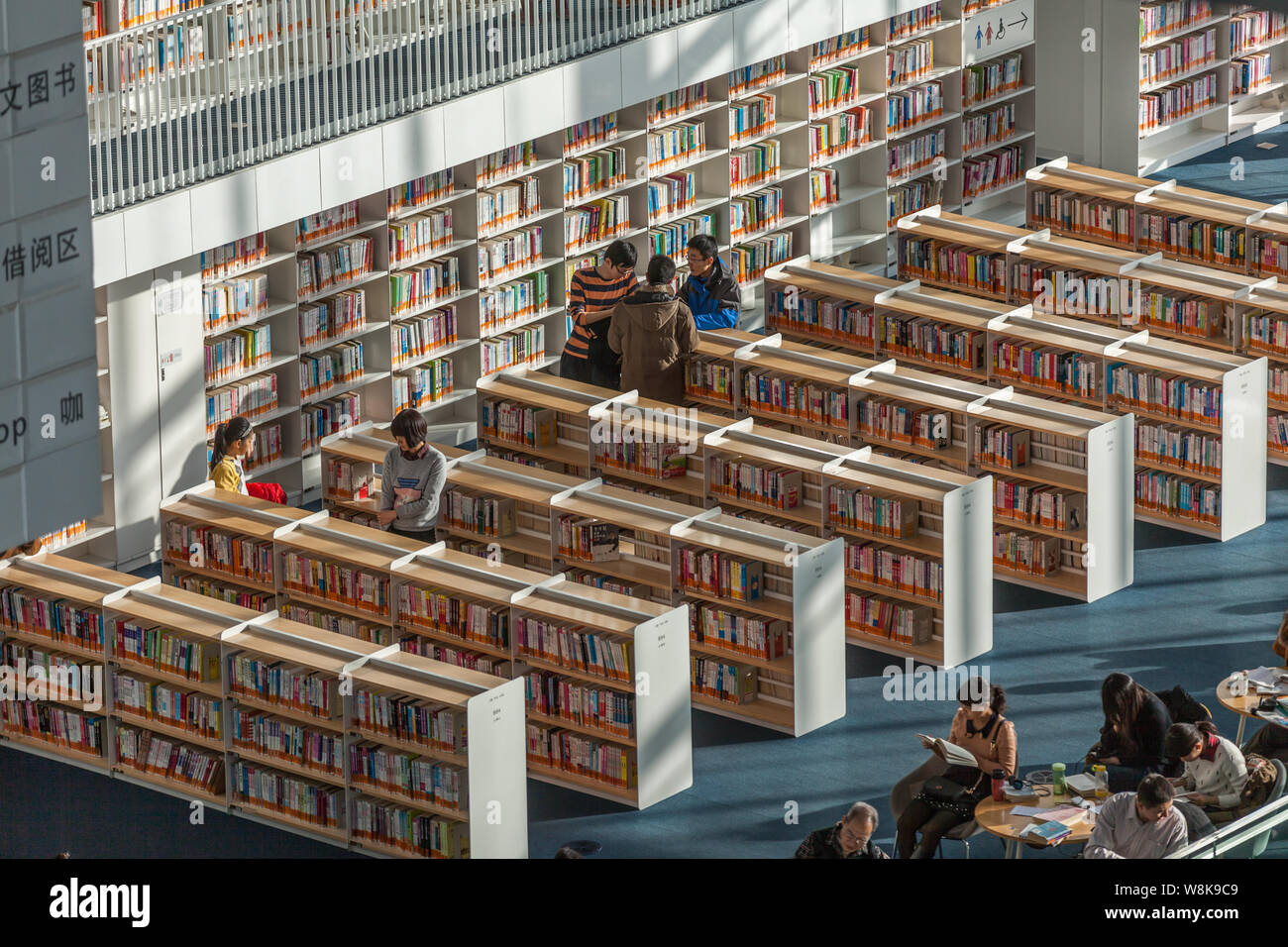 ---- Leute lesen Bücher in der Bibliothek in Tianjin Tianjin, China, 2. Januar 2015. Welttag des Buches oder World Book ist ein Ereignis, das am 23. April jedes Ja Stockfoto