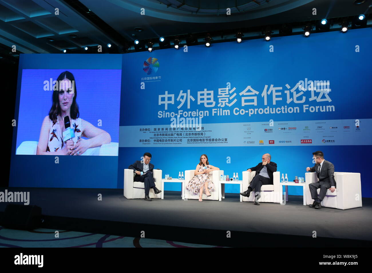 Die amerikanische Schauspielerin Natalie Portman, zweite Straße links, und der italienische Regisseur Giuseppe Tornatore, zweite rechts, die Sino-Foreign Film Co-Produktion teilnehmen Stockfoto