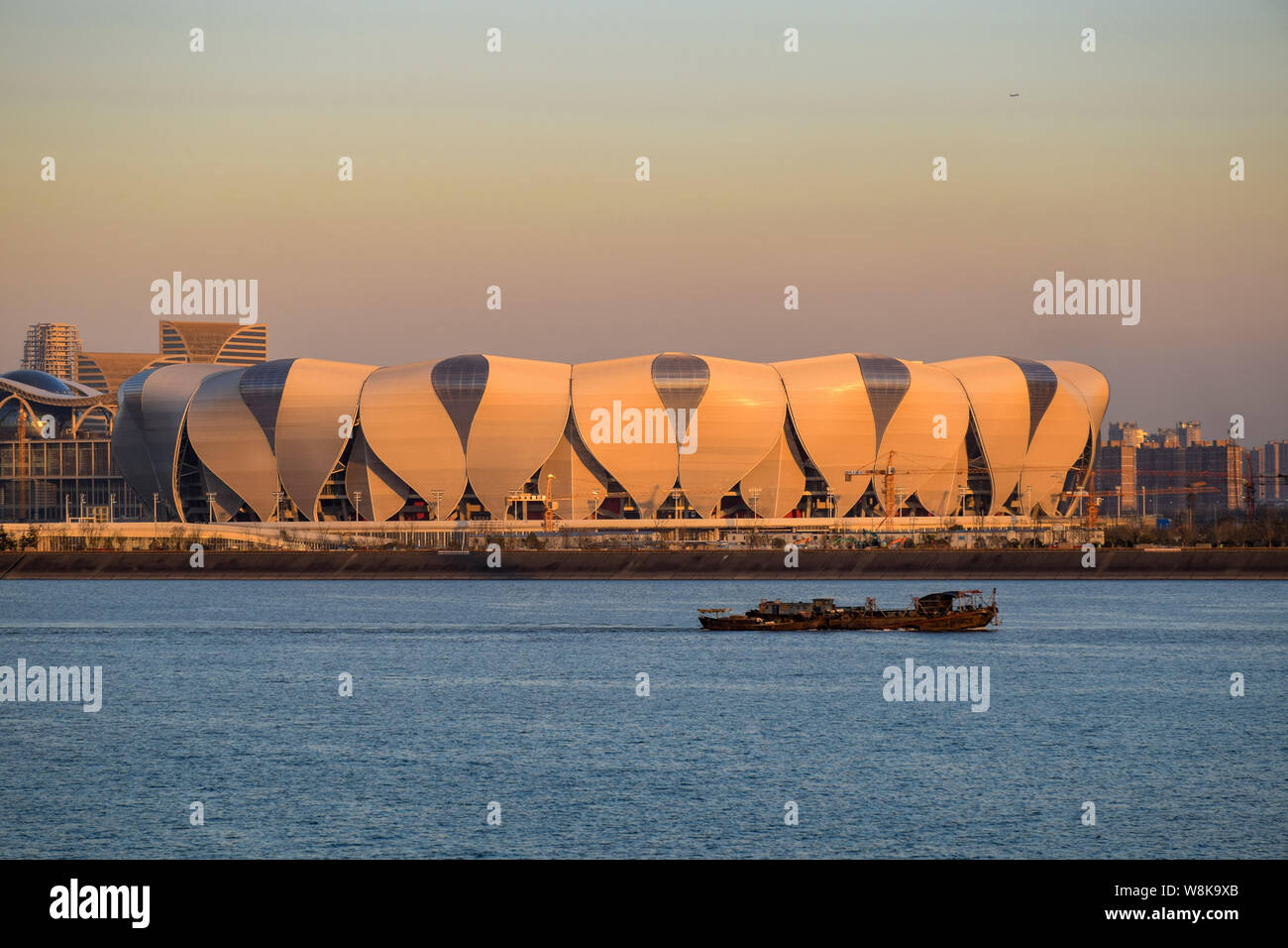 Ansicht der Hangzhou Olympic Sports Centre in qianjiang neue Stadt bei Sonnenuntergang in Hangzhou City, East China Zhejiang provinz, 25. Januar 2016. Stockfoto