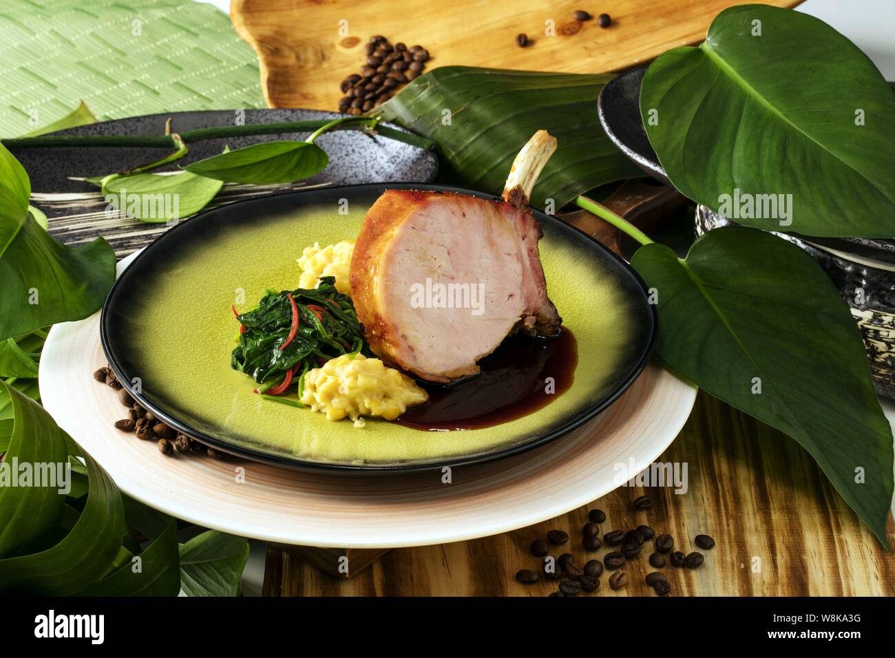 Dieses handout Bild am 21. April 2016 veröffentlichte zeigt die Geräucherte Schweinelendchen mit Mais in der Stammes- Tabelle an der Shanghai Disney Resort zu genießen. Stockfoto