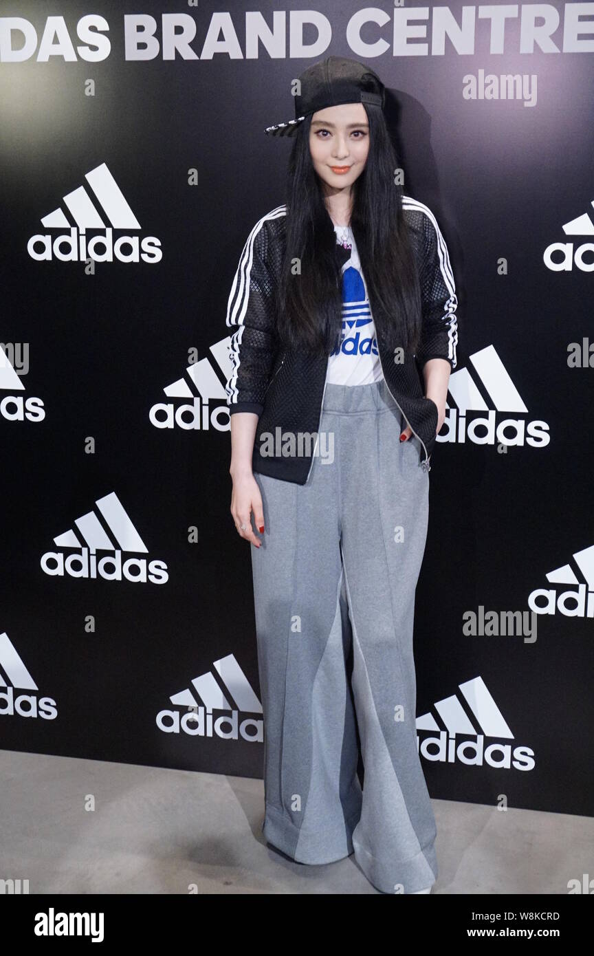 Chinesische Schauspielerin Fan Bingbing kommt für eine Eröffnungsveranstaltung des adidas Brand Center in Hongkong, China, 31. März 2016. Stockfoto