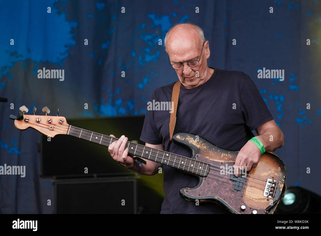 Banbury, Großbritannien. 09 Aug, 2019. Jim Leverton Bass Player mit Englischen progressive und Psychedelic Rock Band Karawane führt live auf der Bühne in Cropredy Festival in Banbury. Credit: SOPA Images Limited/Alamy leben Nachrichten Stockfoto