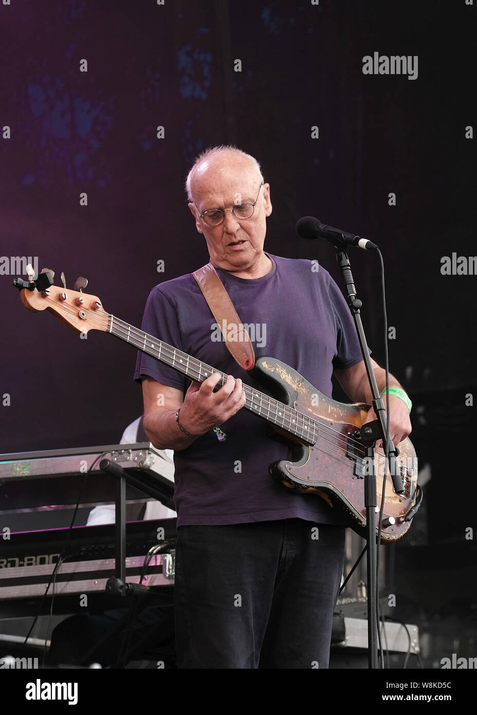 Banbury, Großbritannien. 09 Aug, 2019. Jim Leverton Bass Player mit Englischen progressive und Psychedelic Rock Band Karawane führt live auf der Bühne in Cropredy Festival in Banbury. Credit: SOPA Images Limited/Alamy leben Nachrichten Stockfoto