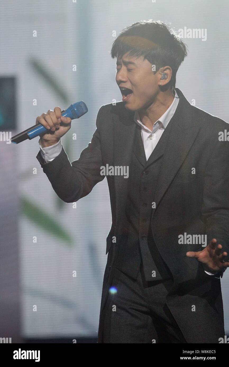 Chinesische Sänger Zhang Jie, der während 23 East Music Award in Shanghai, China, 28. März 2016. Stockfoto