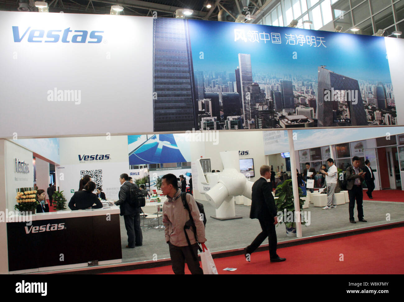 ---- Menschen besuchen den Stand der WEA-Hersteller Vestas während einer Ausstellung in Peking, China, 22. Oktober 2014. Vestas Wind Systems A/S ist targe Stockfoto