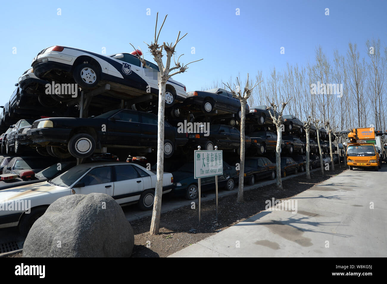 Verschrotteten Fahrzeuge werden in einem Auto Recycling angehäuft und Abbau Zentrum in Jinan, Provinz Shandong, China, 25. März 2016. Die Anzahl der Stockfoto