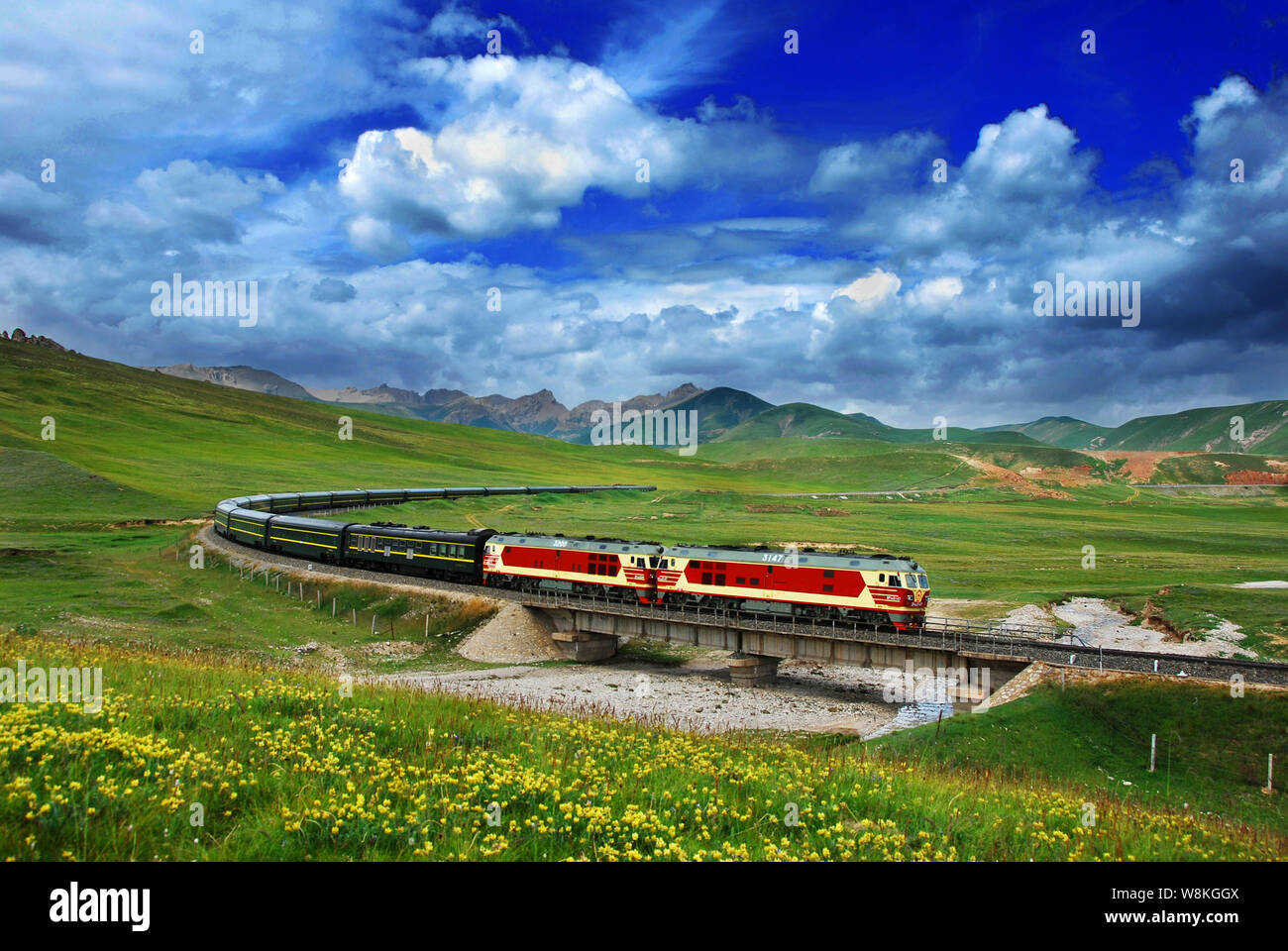 ---- Ein Personenzug fährt auf der Lhasa-bahn (Qinghai) Eisenbahn in Tianjun County, Haixi der Mongolen und Tibetischen Autonomen Präfektur, Nordwesten Stockfoto