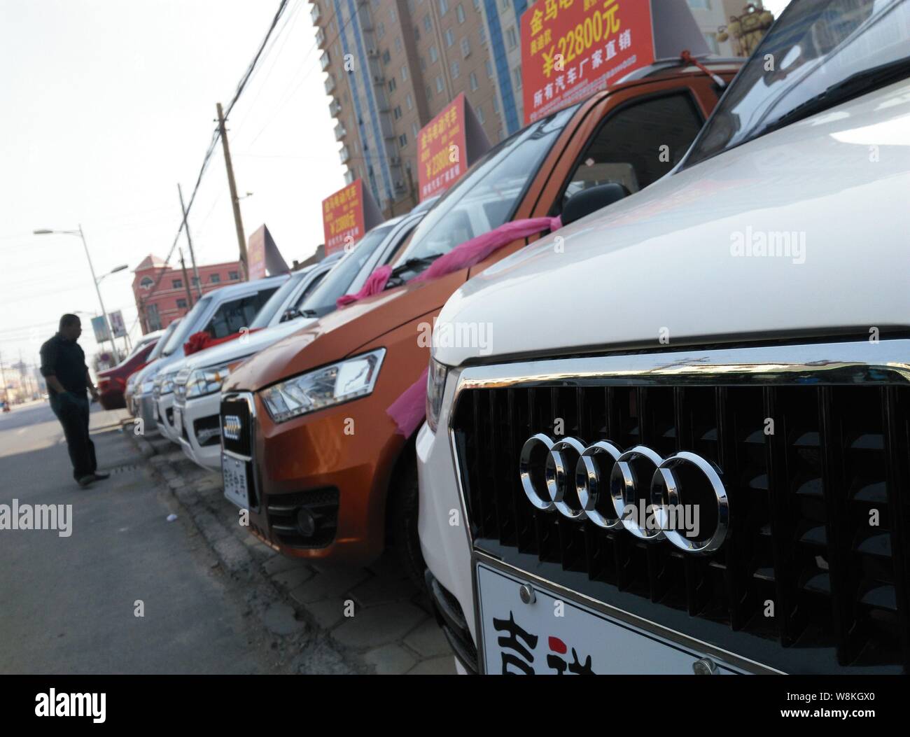 Ansicht der Fünf-ring Logos auf gefälschte Audi Autos für Verkauf bei einem Händler von Elektrofahrzeugen in Binzhou Stadt, der ostchinesischen Provinz Shandong, 26. März Stockfoto