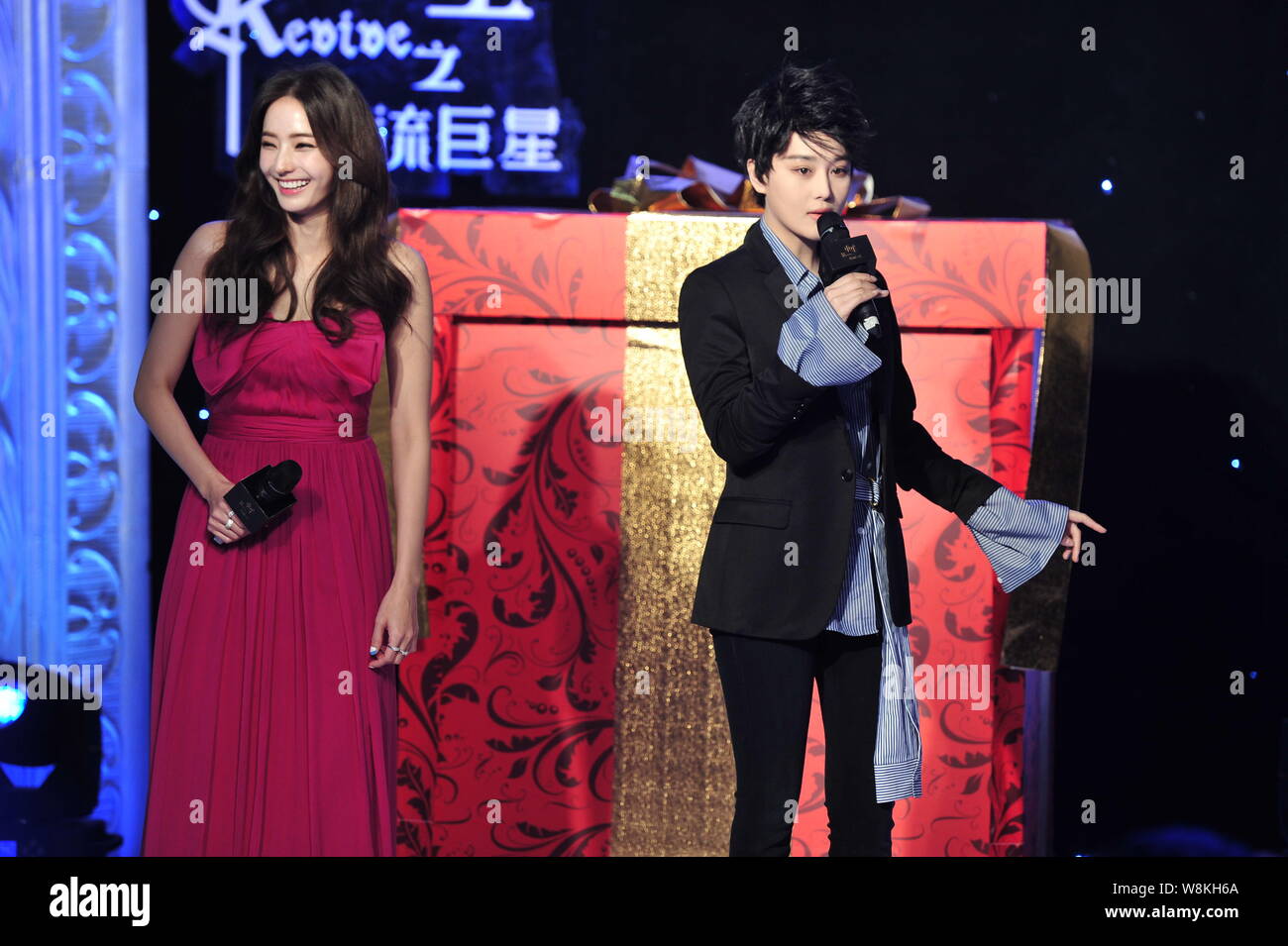 Koreanische Schauspielerin Han Chae-young, Links, und chinesische Schauspielerin Zhang Xinyu eine Pressekonferenz für Ihre TV-Drama 'Phönix' in Peking, China, 23. teilnehmen Stockfoto