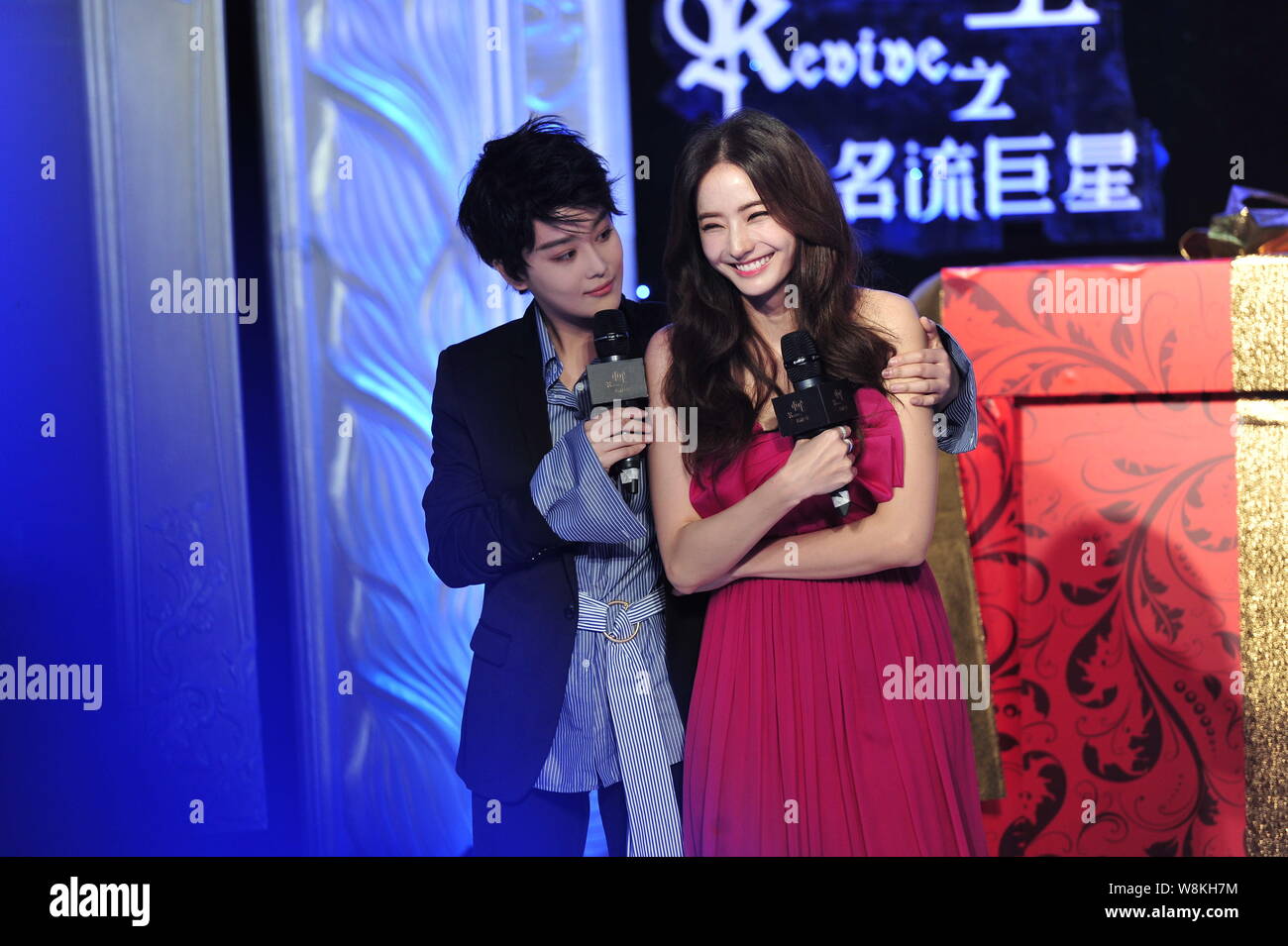 Koreanische Schauspielerin Han Chae-young, rechts, und die chinesische Schauspielerin Zhang Xinyu nehmen an einer Pressekonferenz für Ihre TV-Drama 'Phönix' in Peking, China, 2. Stockfoto