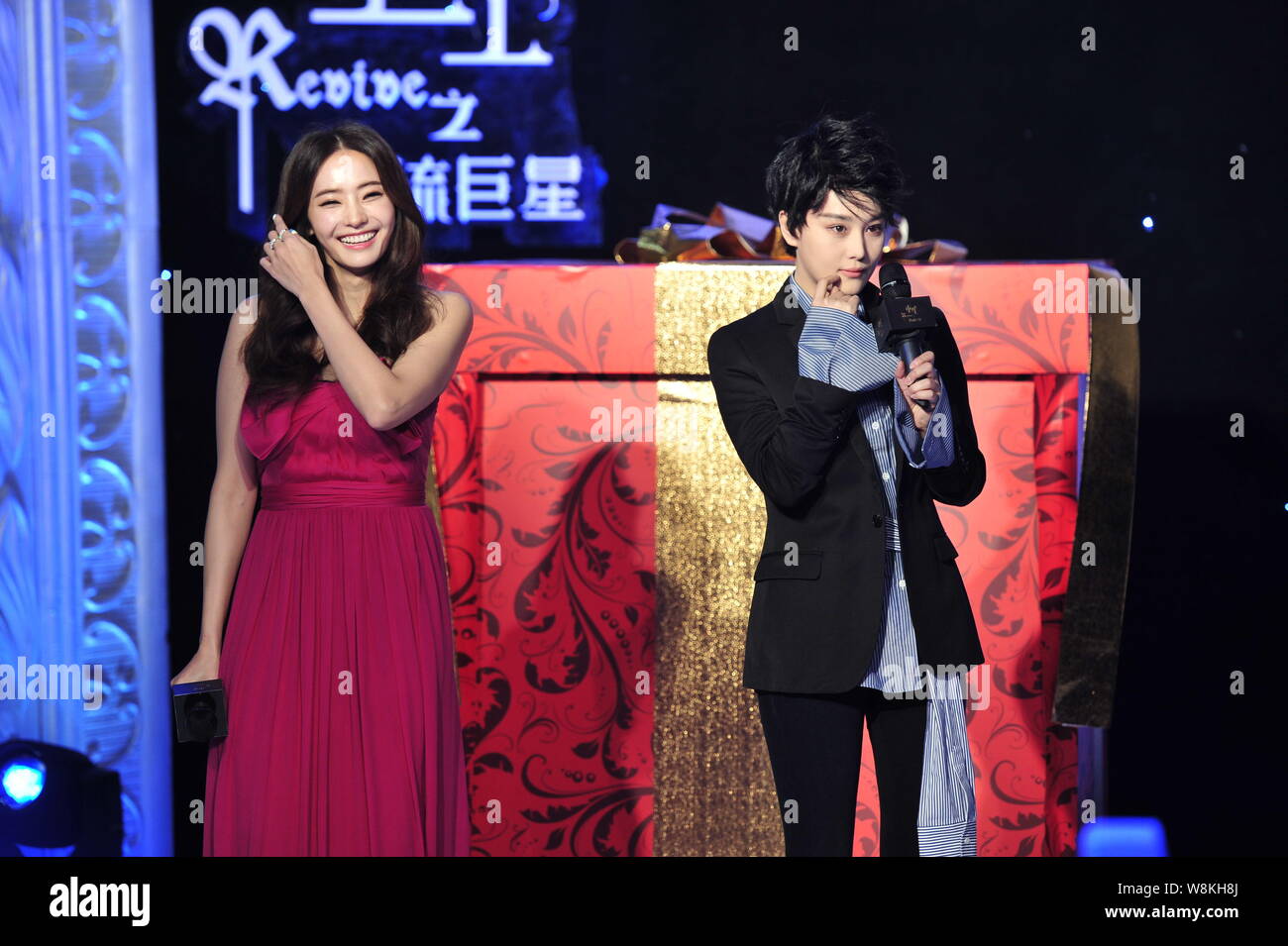 Koreanische Schauspielerin Han Chae-young, Links, und chinesische Schauspielerin Zhang Xinyu eine Pressekonferenz für Ihre TV-Drama 'Phönix' in Peking, China, 23. teilnehmen Stockfoto