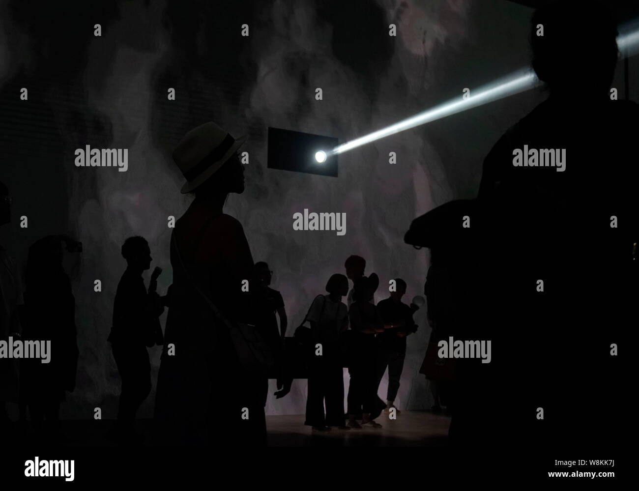 Peking, China. 9 Aug, 2019. Menschen besuchen eine interaktive, multimediale Ausstellung in der Lanjing Arts Center in Peking, der Hauptstadt von China, August 9, 2019. Die Ausstellung, bestehend aus Musik, Licht, Bilder und Videos aus am Freitag trat die Besucher einer immersiven Erfahrung der Kunst. Credit: Jin Liangkuai/Xinhua/Alamy Leben Nachrichten bereitstellen Stockfoto
