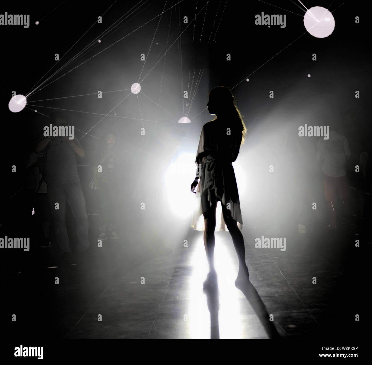 Peking, China. 9 Aug, 2019. Menschen besuchen eine interaktive, multimediale Ausstellung in der Lanjing Arts Center in Peking, der Hauptstadt von China, August 9, 2019. Die Ausstellung, bestehend aus Musik, Licht, Bilder und Videos aus am Freitag trat die Besucher einer immersiven Erfahrung der Kunst. Credit: Jin Liangkuai/Xinhua/Alamy Leben Nachrichten bereitstellen Stockfoto