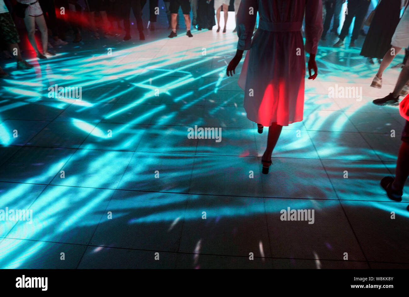 Peking, China. 9 Aug, 2019. Menschen besuchen eine interaktive, multimediale Ausstellung in der Lanjing Arts Center in Peking, der Hauptstadt von China, August 9, 2019. Die Ausstellung, bestehend aus Musik, Licht, Bilder und Videos aus am Freitag trat die Besucher einer immersiven Erfahrung der Kunst. Credit: Jin Liangkuai/Xinhua/Alamy Leben Nachrichten bereitstellen Stockfoto