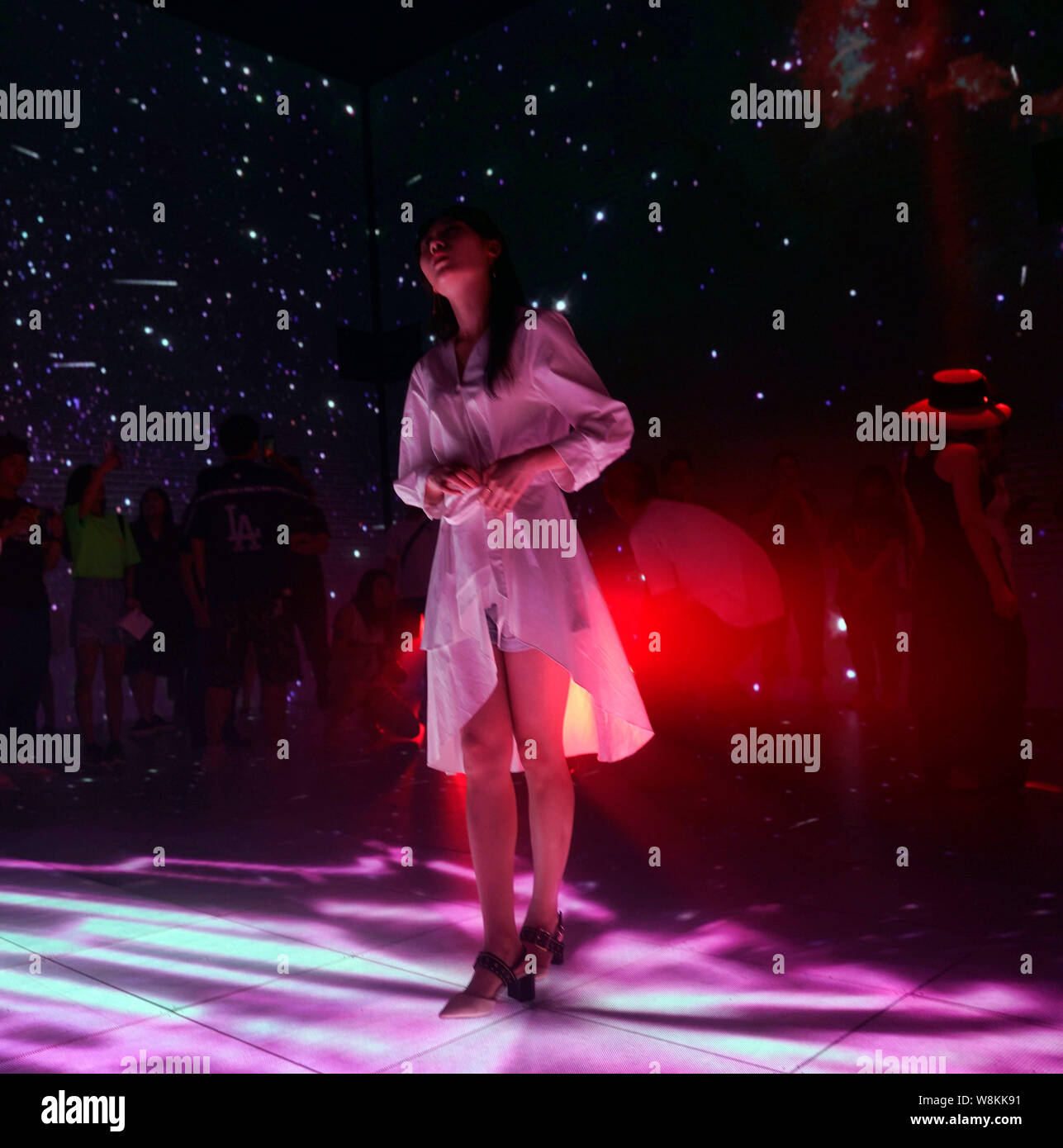 Peking, China. 9 Aug, 2019. Eine Frau besuche eine interaktive, multimediale Ausstellung in der Lanjing Arts Center in Peking, der Hauptstadt von China, August 9, 2019. Die Ausstellung, bestehend aus Musik, Licht, Bilder und Videos aus am Freitag trat die Besucher einer immersiven Erfahrung der Kunst. Credit: Jin Liangkuai/Xinhua/Alamy Leben Nachrichten bereitstellen Stockfoto