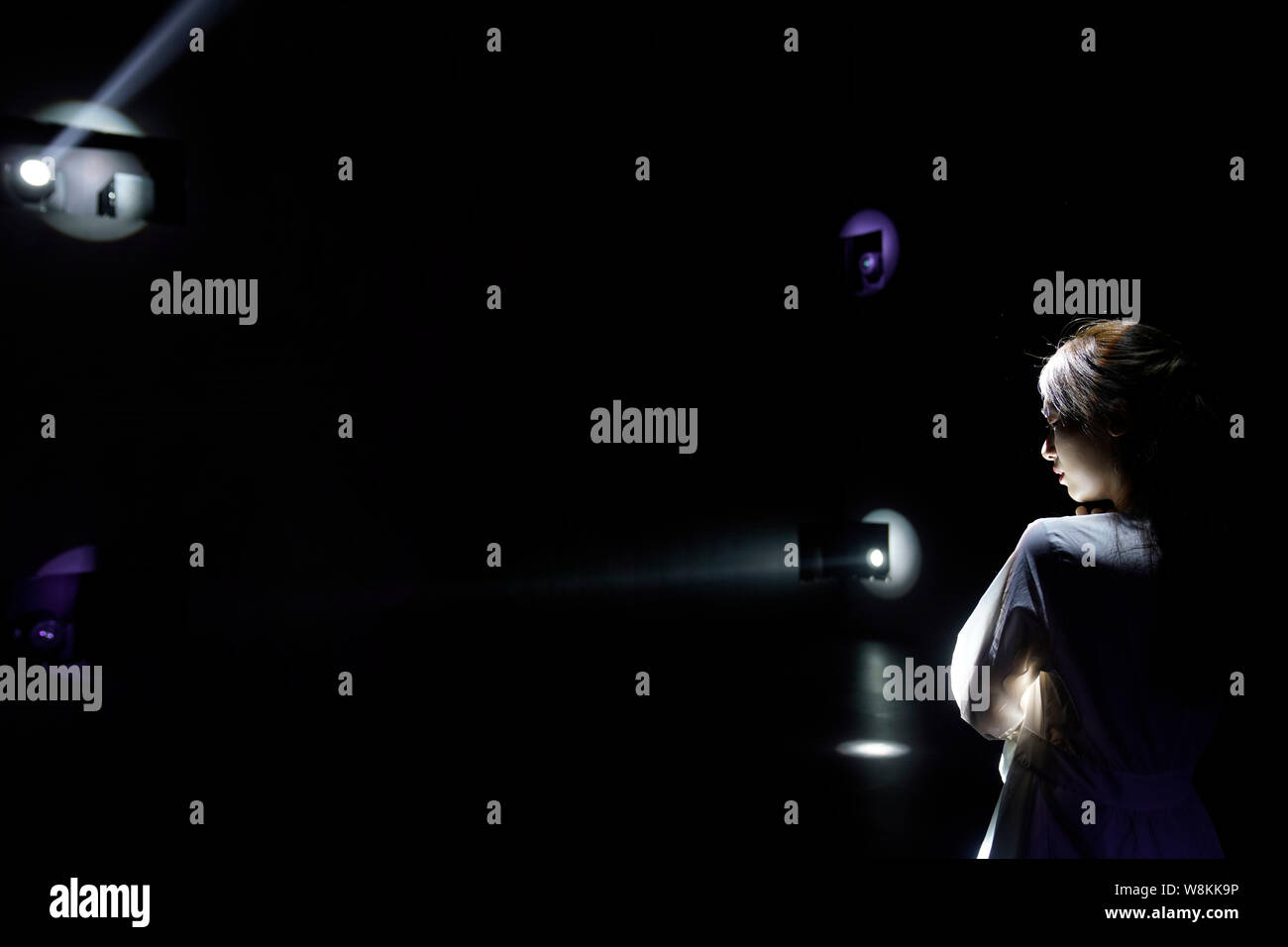 Peking, China. 9 Aug, 2019. Eine Frau besuche eine interaktive, multimediale Ausstellung in der Lanjing Arts Center in Peking, der Hauptstadt von China, August 9, 2019. Die Ausstellung, bestehend aus Musik, Licht, Bilder und Videos aus am Freitag trat die Besucher einer immersiven Erfahrung der Kunst. Credit: Jin Liangkuai/Xinhua/Alamy Leben Nachrichten bereitstellen Stockfoto