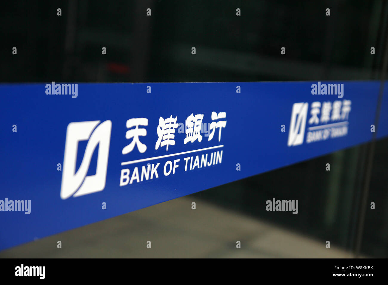 ---- Das Logo der Bank von Tianjin ist auf ein Fenster bei einer Filiale der Bank in Shanghai, China, 31. März 2014 angezeigt. Bank von Tianjin HK angehoben Stockfoto
