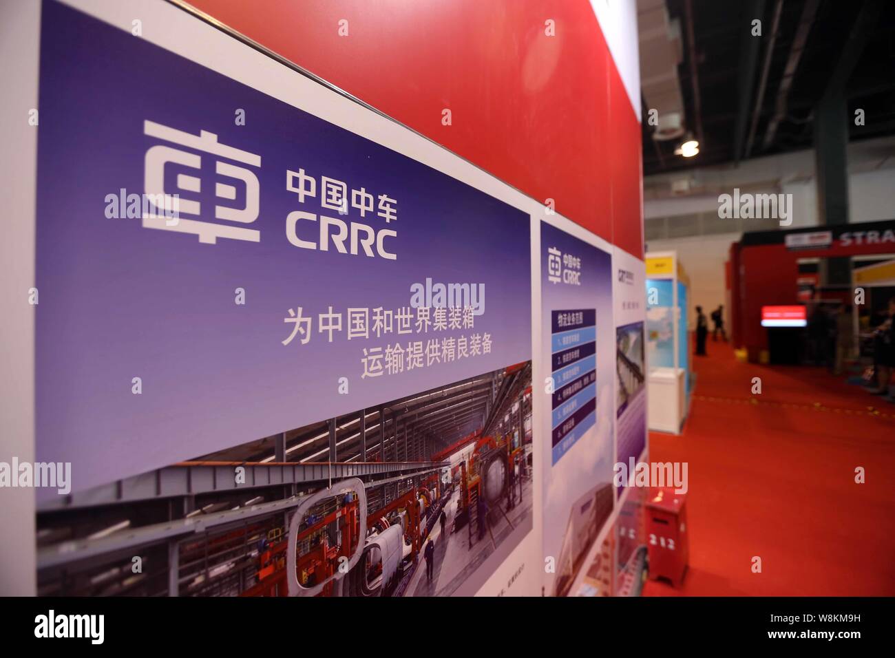 Blick auf den Stand von Crrc (China Eisenbahnrollmaterial Corporation) während einer Ausstellung in Shanghai, China, 22. März 2016. China Railway Rolling S Stockfoto