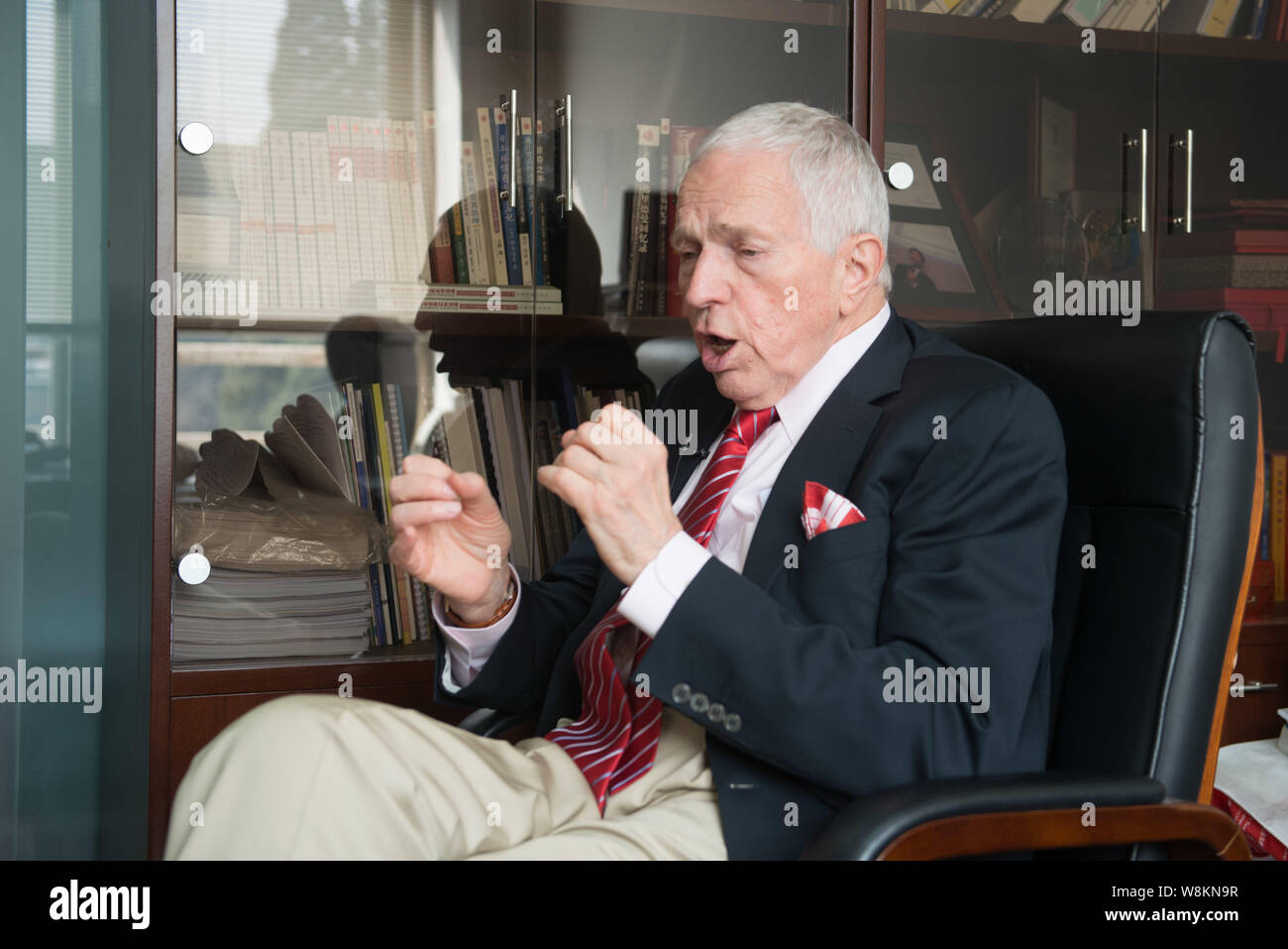 Der US-Ökonom Edmund Phelps Strother, jr., Sieger der Nobel Memorial Prize 2006 in Wirtschaftswissenschaften, spricht in einem Interview während einer interna Stockfoto