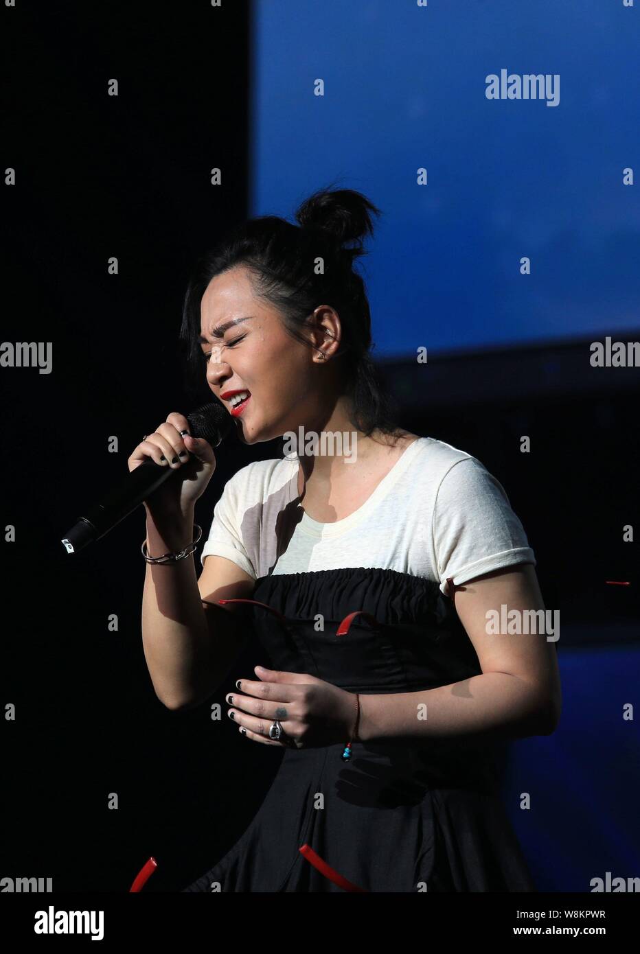 Chinesische Sängerin Zhou Bichang führt während 23 East Music Award in Shanghai, China, 28. März 2016. Stockfoto