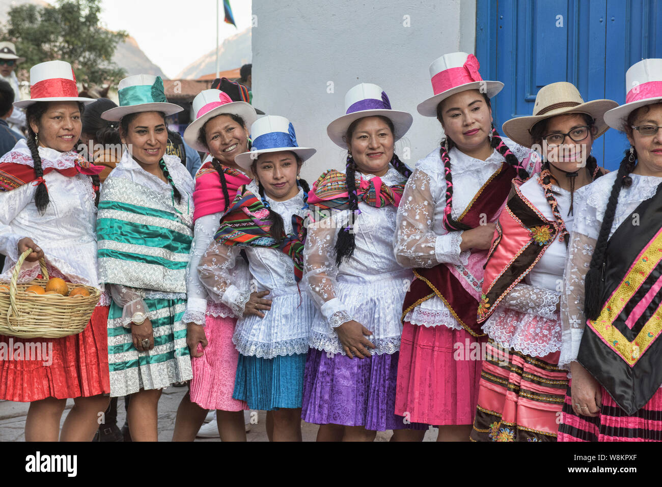 Bunte orange Verkäufern an der Virgen del Carmen Festival, in Pisac und Paucartambo, Peru gehalten Stockfoto
