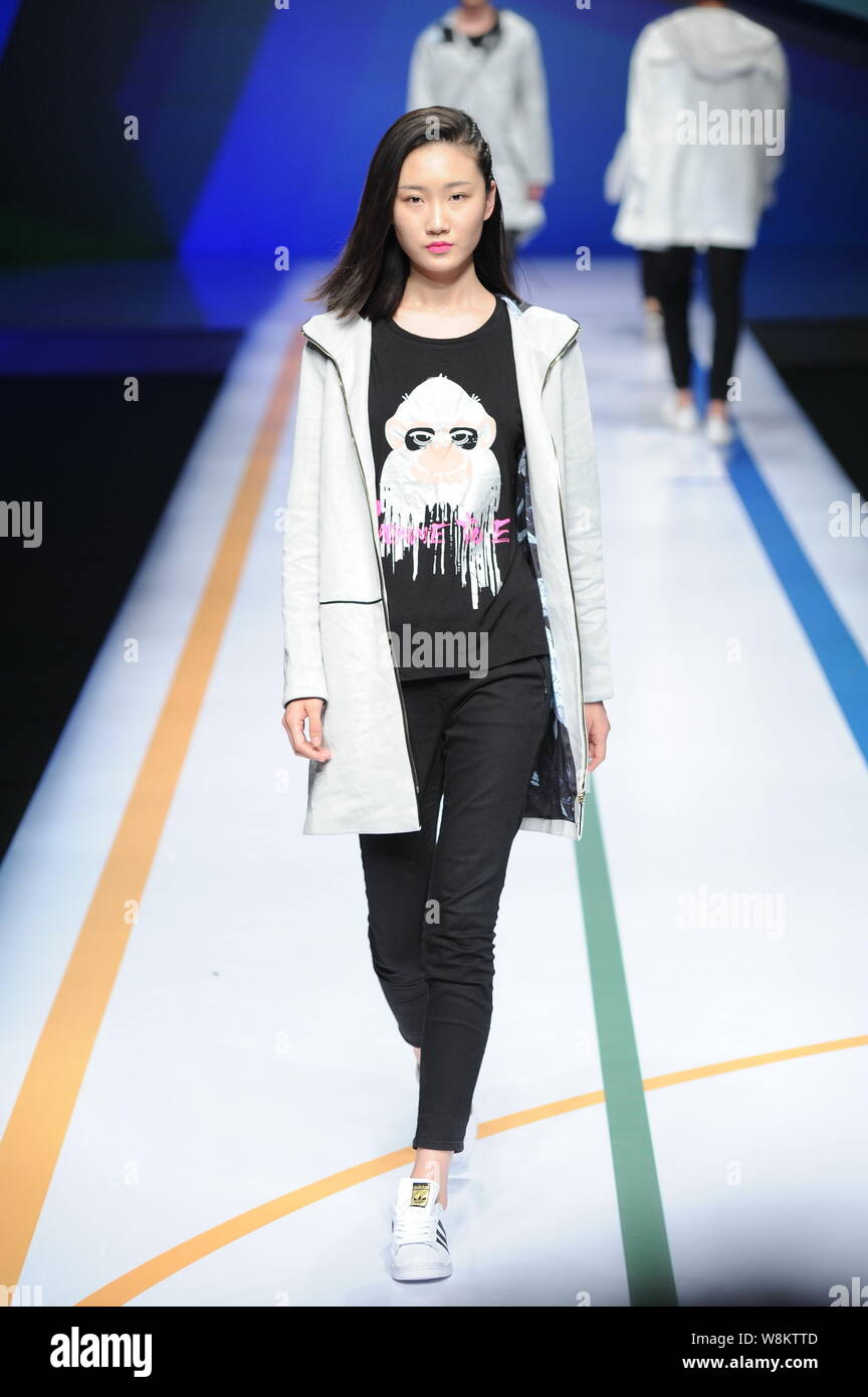 Ein Modell zeigt eine neue Schöpfung auf der Modenschau von Comme Tu Es-Liu Jia während der China Fashion Week Herbst/Winter 2016 in Peking, China, 27. März Stockfoto