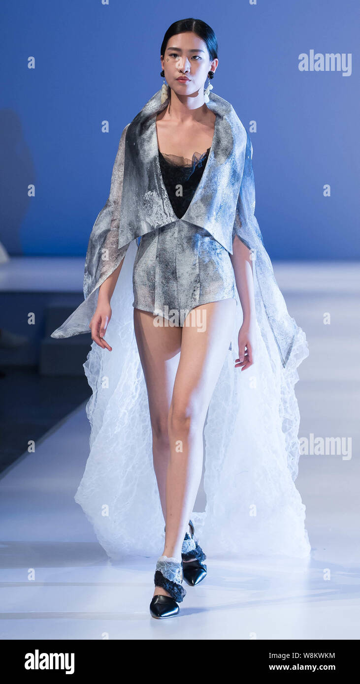 Ein Modell zeigt eine neue Schöpfung auf einer Modenschau für die Graduierung arbeitet während der Fashion Week der Pekinger Institut für Mode Technologie in Beiji Stockfoto