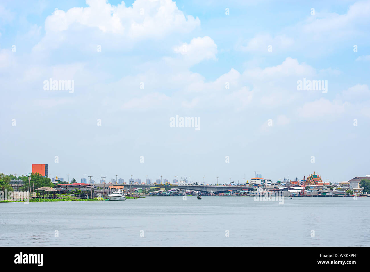 Schiffe, die Kreuzung in den Fluss Chao Phraya und Stadtbild Hintergrund Himmel und Wolken bei Pak Kret in Nonthaburi, Thailand. April 16, 2019 Stockfoto