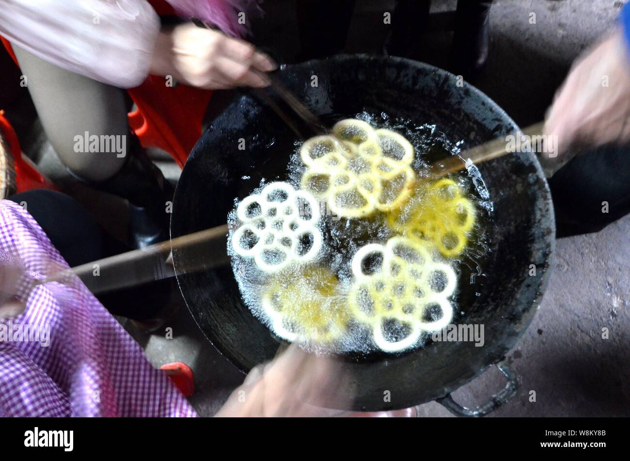 Anwohner Cook'fried Fingerhut", ein traditionelles Essen für die kommende wenig Neues Jahr, im alten Dorf, Aoshang Stadt Chenzhou, zentrale Chinas Stockfoto