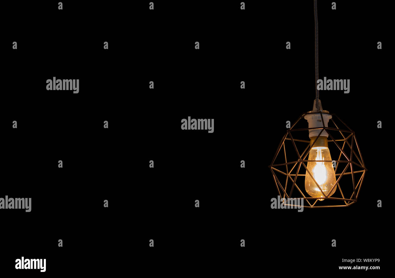 Isolierte runden Lampen für die Beleuchtung auf einem schwarzen Hintergrund mit Freistellungspfaden. Stockfoto