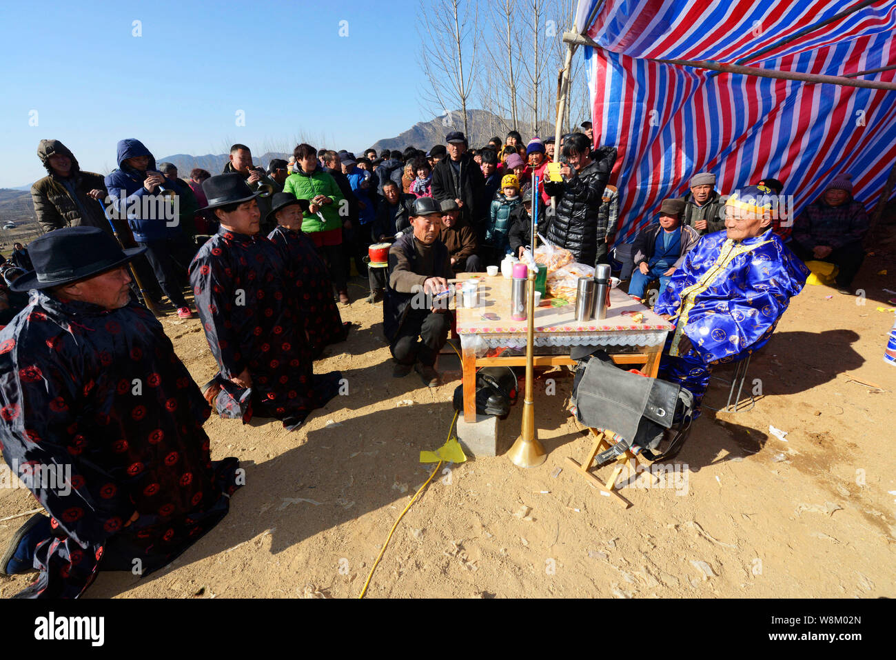 ---- Verwandte knien auf 66-jährige Dorfbewohner Zhang De Yang, rechts, während einer Beerdigung an seine eigene Vergänglichkeit, das ist, wie viele Leute würden s, siehe Markierung Stockfoto