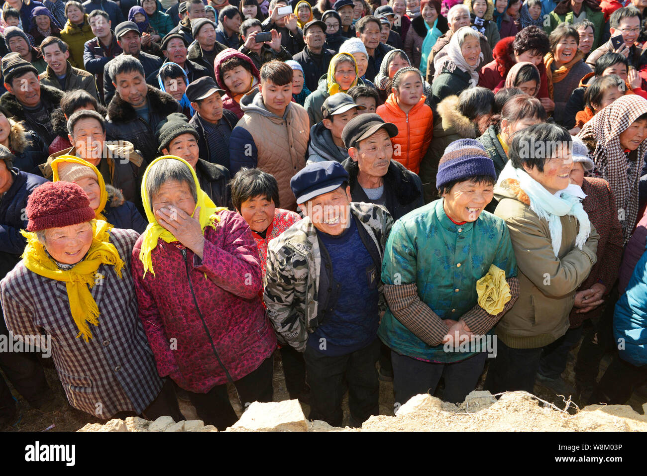 ---- Dorfbewohner nehmen an der Beerdigung zu markieren 66-jährige Dorfbewohner Zhang De Yang die eigene vorbei, um zu sehen, wie viele Menschen sich zeigen würde, an einem Vill Stockfoto