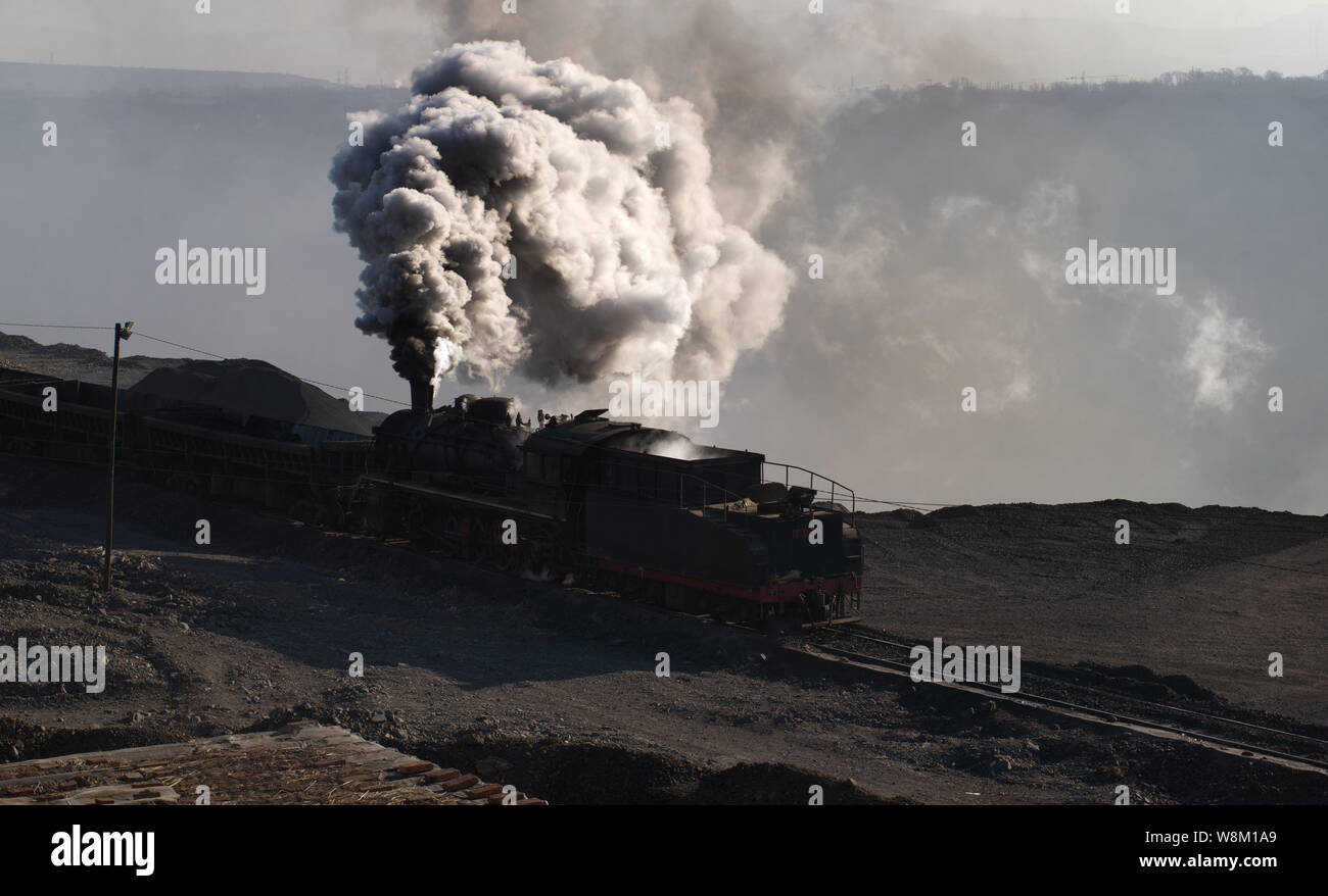 ---- Eine Dampflokomotive transportiert Kohle zu Haizhou Coal Mine in Fuxin Stadt, im Nordosten der chinesischen Provinz Liaoning, 27. Januar 2015. China ist der La Stockfoto