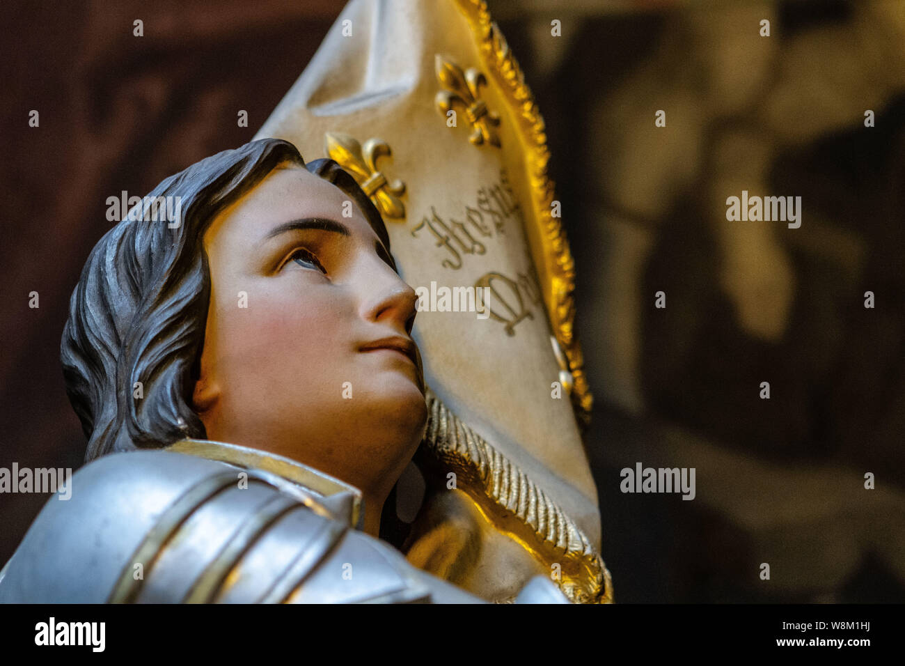 FR - Statue de Jeanne d'Arc d'une église française en Guise de représentation catholique./ EN - Statue von Jeanne Bogen in der französischen Kirche Stockfoto