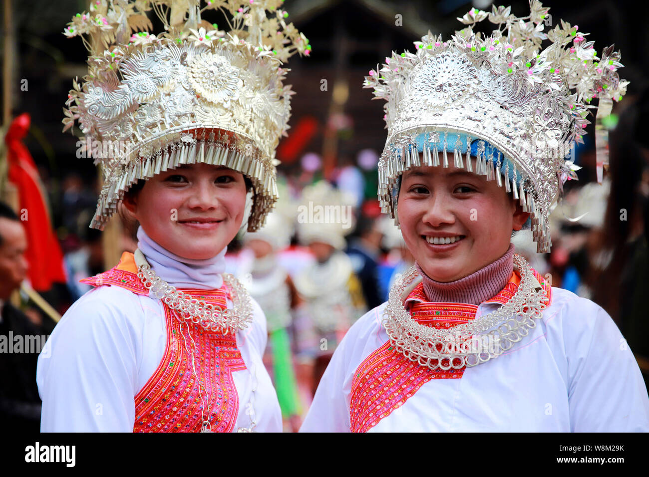 Traditionell gekleidete Frauen der Miao, die ethnischen Minderheiten angehören, posieren für Fotos wie Sie tanzen zu feiern das chinesische Mondjahr, auch als Feder Festi bekannt Stockfoto
