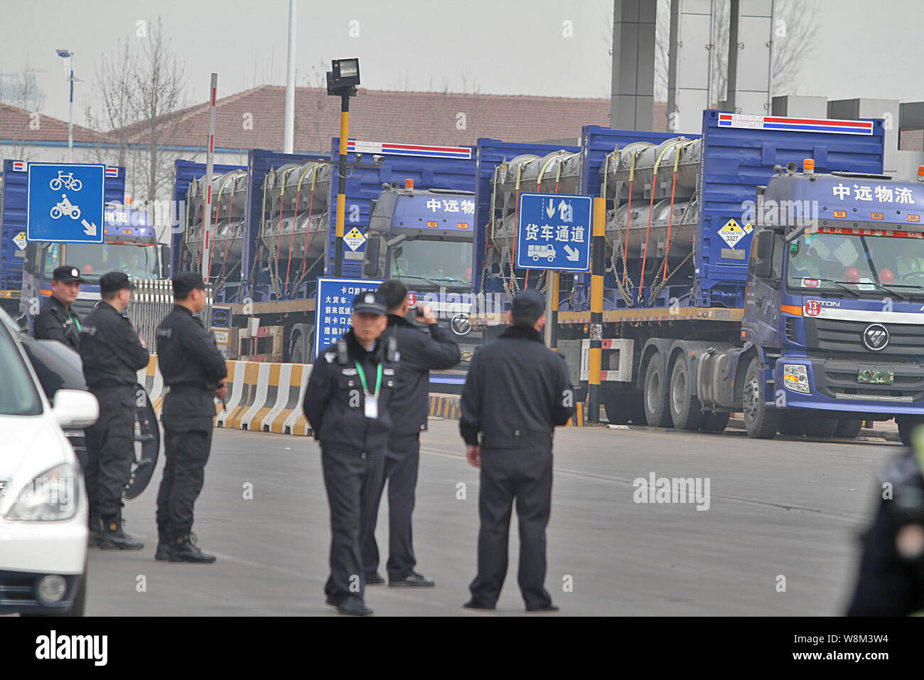 ------ Chinesische Polizisten watch Lkw Transport radioaktiver Stoffe, die im Verdacht stehen, nukleare Brennstäbe an den Haiyang Kernenergie Pla werden Stockfoto