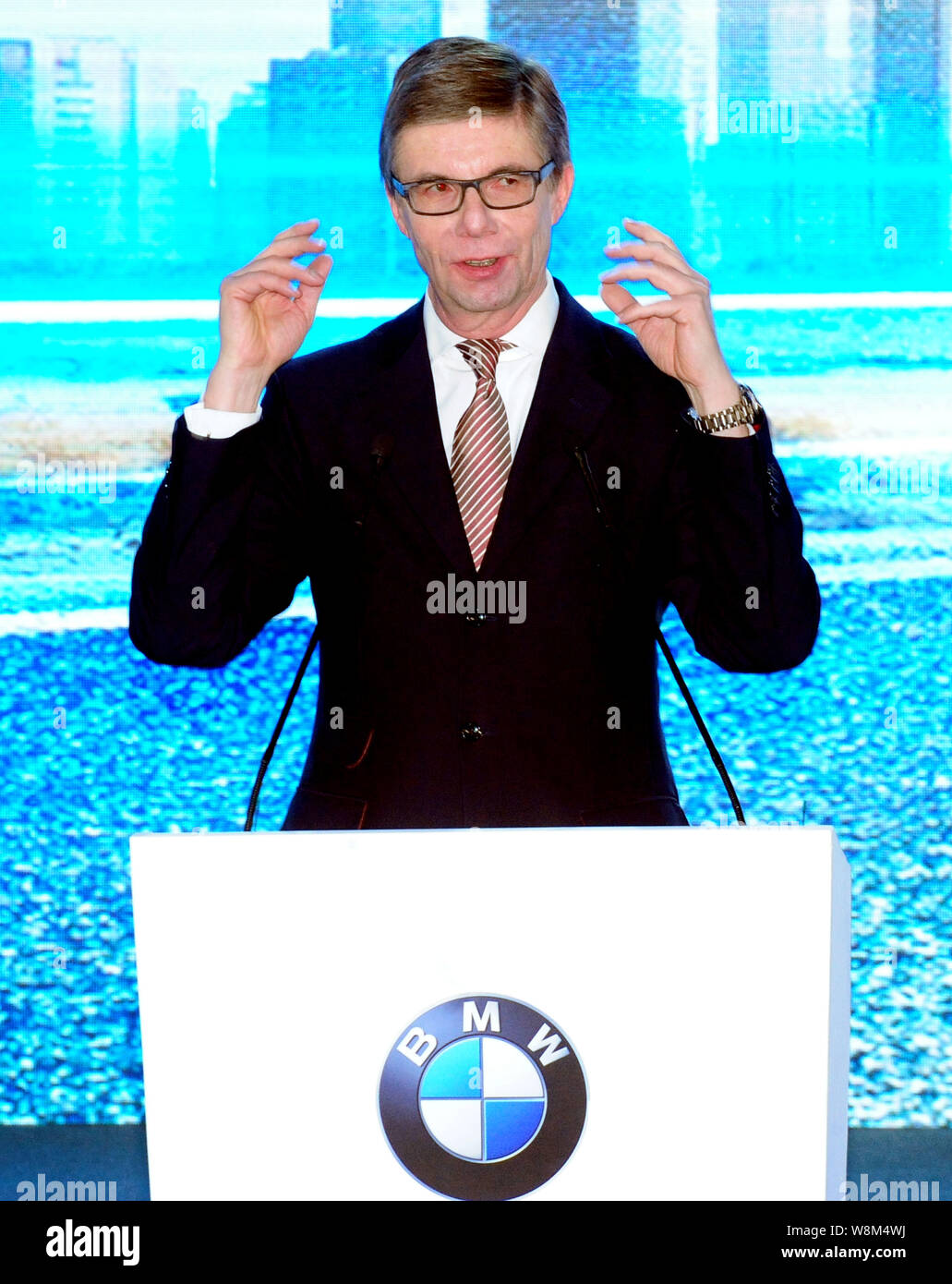 Olaf Kastner, Präsident und CEO von BMW Region China, liefert eine Rede während der Eröffnungszeremonie für das neue Motorenwerk von BMW Brilliance EIN Stockfoto