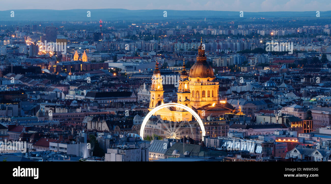 Panoramablick, Budapest City Skyline und die St.-Stephans-Basilika in der Dämmerung Stockfoto