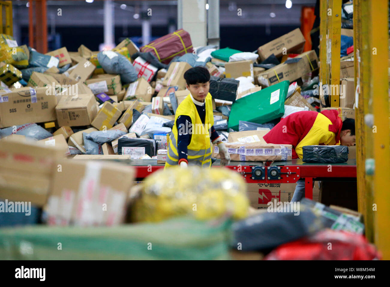 ------ Chinesische Arbeiter sortieren Massen von Paketen, von denen die meisten aus online einkaufen, bei einer Distribution Center eines Expressdienst in Cho Stockfoto