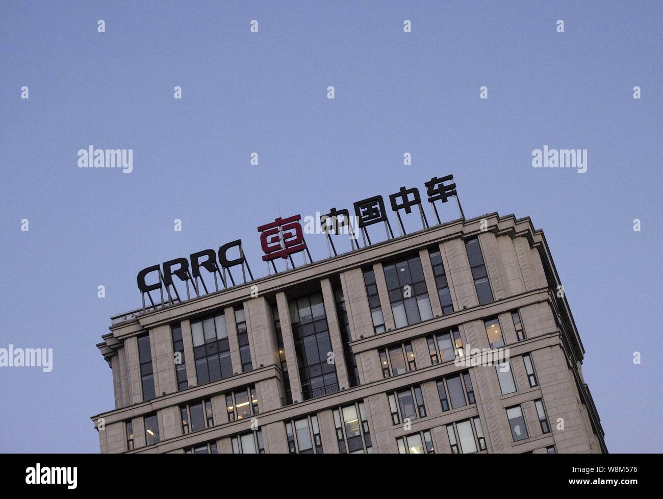 ---- Blick auf ein Logo von Crrc (China Eisenbahnrollmaterial Corp Ltd) auf dem Dach eines Gebäudes in Peking, China, 16. Dezember 2015. CRRC Corporation Stockfoto