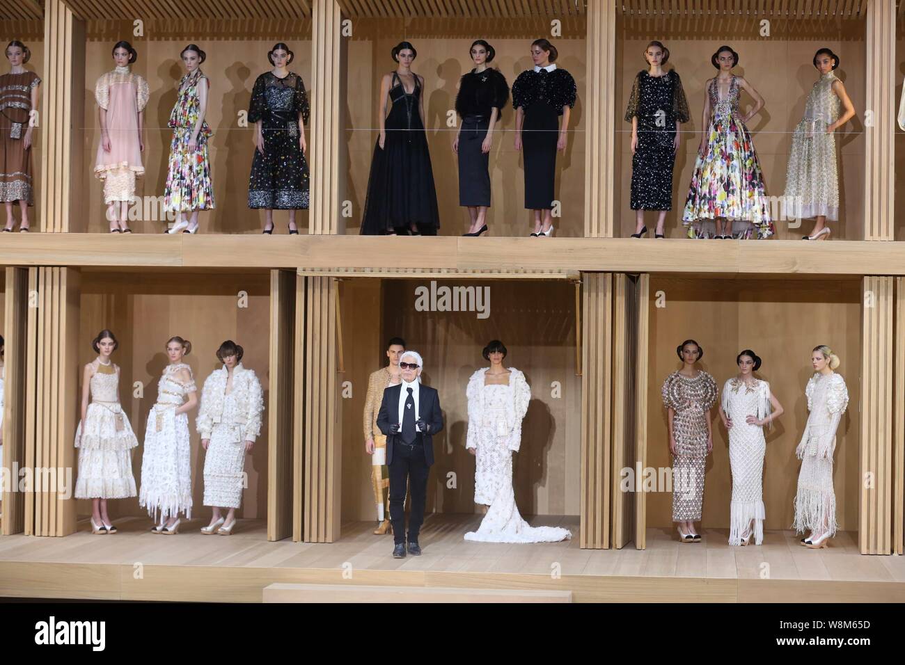 Deutsche Modedesigner Karl Lagerfeld, Front, ist auf dem Bild Chanel fashion show während der Pariser Haute Couture Fashion Week Frühjahr/Sommer 2016 Ich Stockfoto