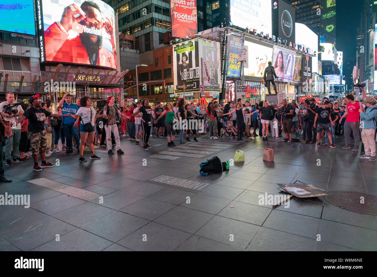 New York, NY - August 9, 2019: Mitglieder von NYC Herunterfahren Gruppe Protest in Unterstützung von Mike Brown und Eric Garner und schwarze Leben Materie am Times Square inszeniert Stockfoto