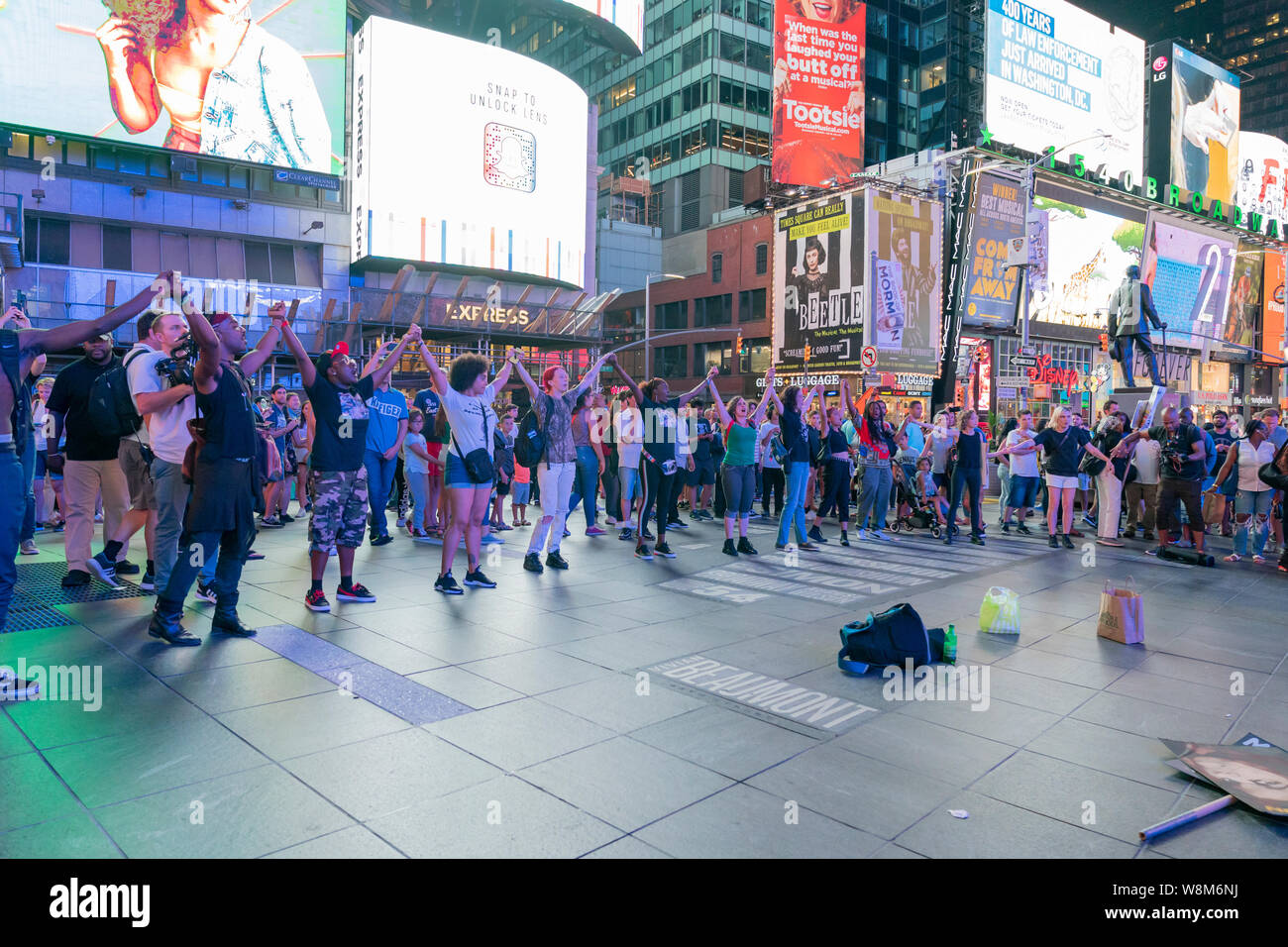New York, NY - August 9, 2019: Mitglieder von NYC Herunterfahren Gruppe Protest in Unterstützung von Mike Brown und Eric Garner und schwarze Leben Materie am Times Square inszeniert Stockfoto