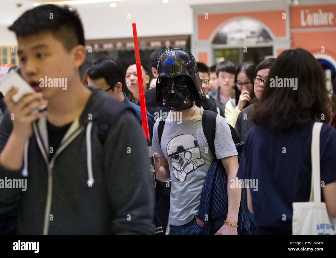 Chinesische Zuschauer und Fans der Star Wars Serie Warteschlange bis zu Tickets der Film Star Wars kaufen: Die Kraft erwacht" in einem Kino in der Stadt Guangzhou, Stockfoto