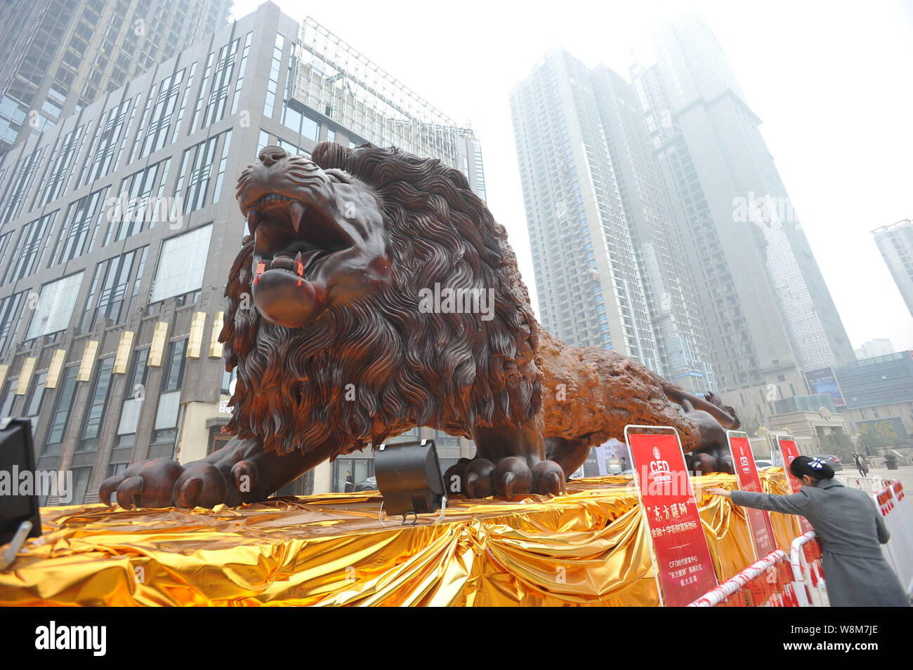 Ein Löwe Skulptur aus Myanmar Palisander ist auf Anzeige auf einem Platz in Wuhan City, Central China Provinz Hubei, 4. Januar 2016. Ein Löwe Skulptur Stockfoto