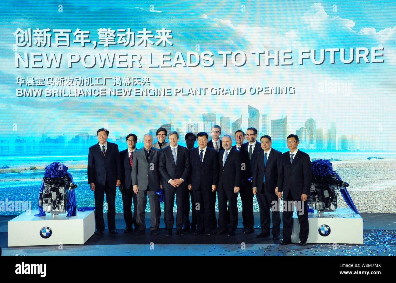 Leitende Angestellte und Beamte stellen während der Eröffnungsfeier des neuen Motors Werk der BMW Brilliance Automotive (BBA) in Shenyang City, im Nordosten Chinas Stockfoto